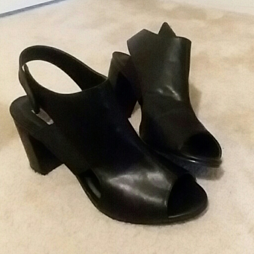 CAPE ROBIN BLACK HEELED BOOTY SLIPPER